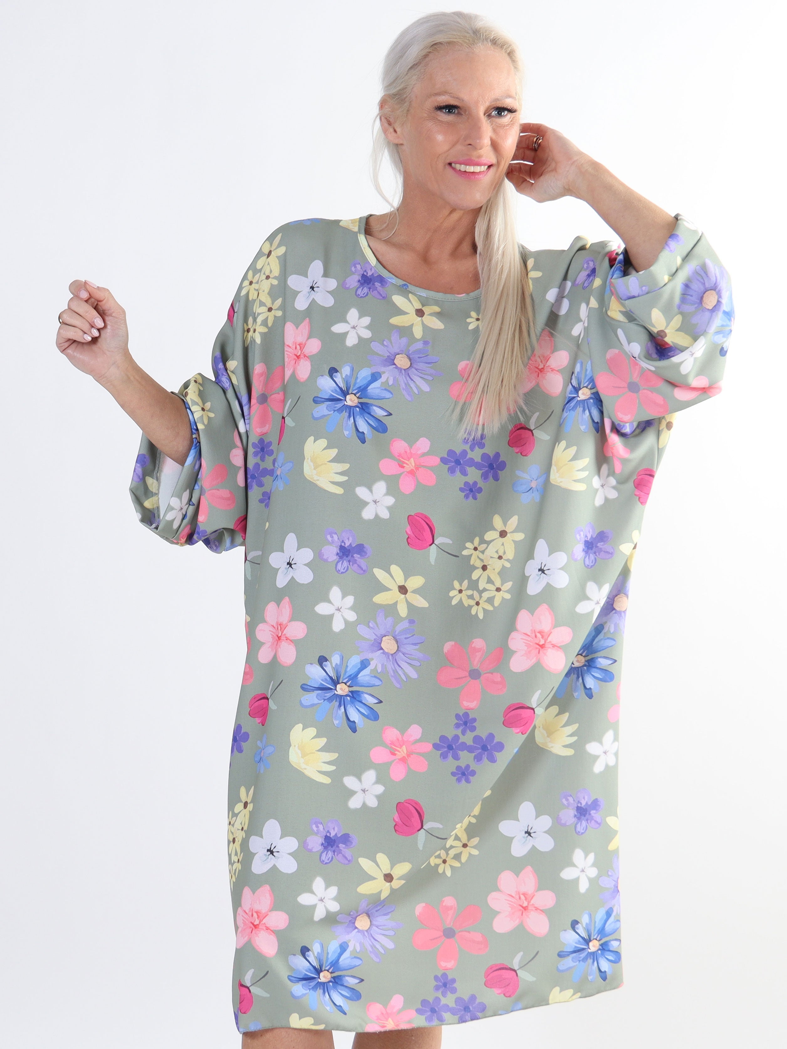 Sabina - Löst sittande klänning med blommönster i plusstorlek